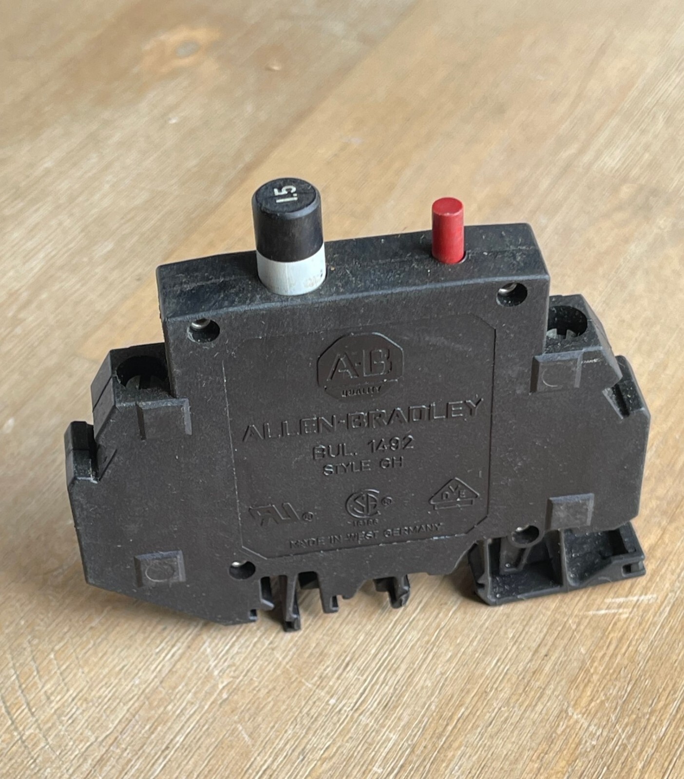 ALLEN BRADLEY 1492-GH015 MINIATURE CIRCUIT BREAKER 1.50A 250VAC 1 POLE
