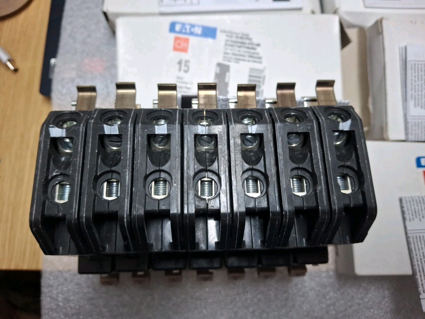 (1) New Eaton CHFP115DF 15A 1-Pole 120V Dual Function Plug-On Circuit Breakers