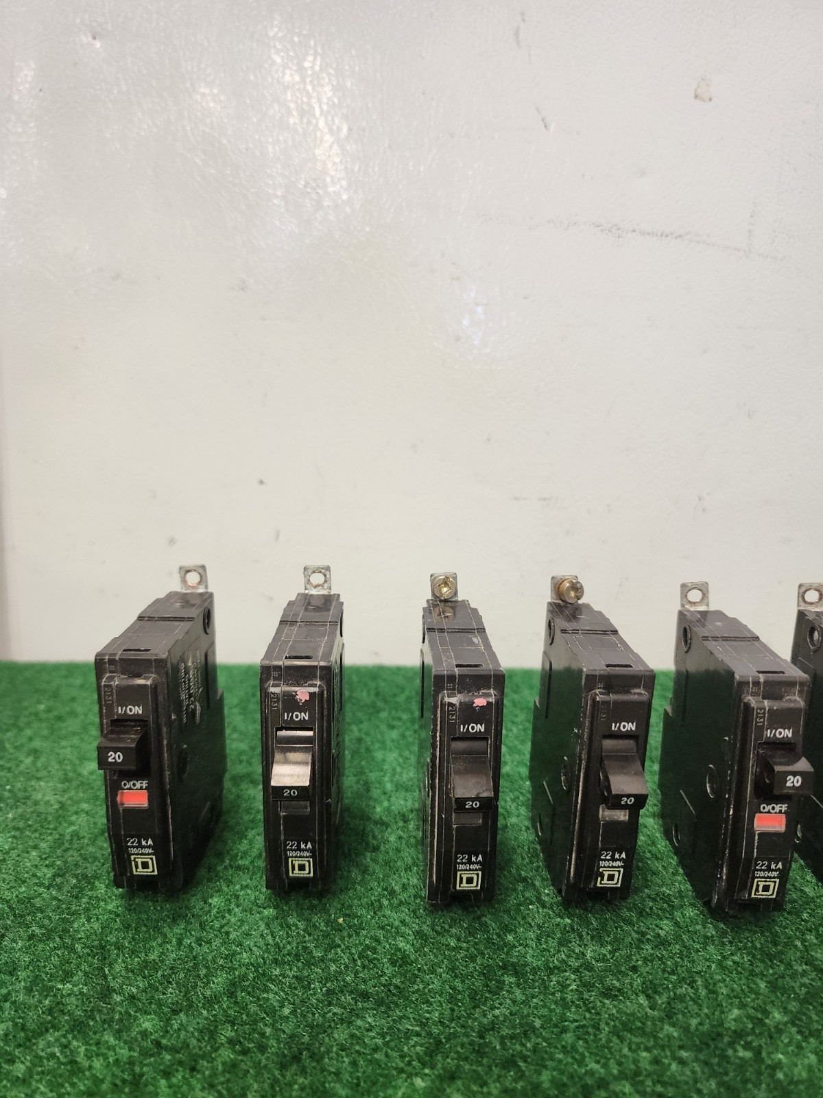 (11) Square D QOB120VH 20 Amp Single Pole 120 Volt 22kA Bolt-On Circuit Beaker