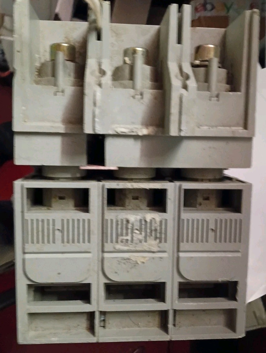 MERLIN GERIN NSJ600A 3 POLE 600 AMP 600V COMPACT MOLDED CASE BREAKER W/BASE
