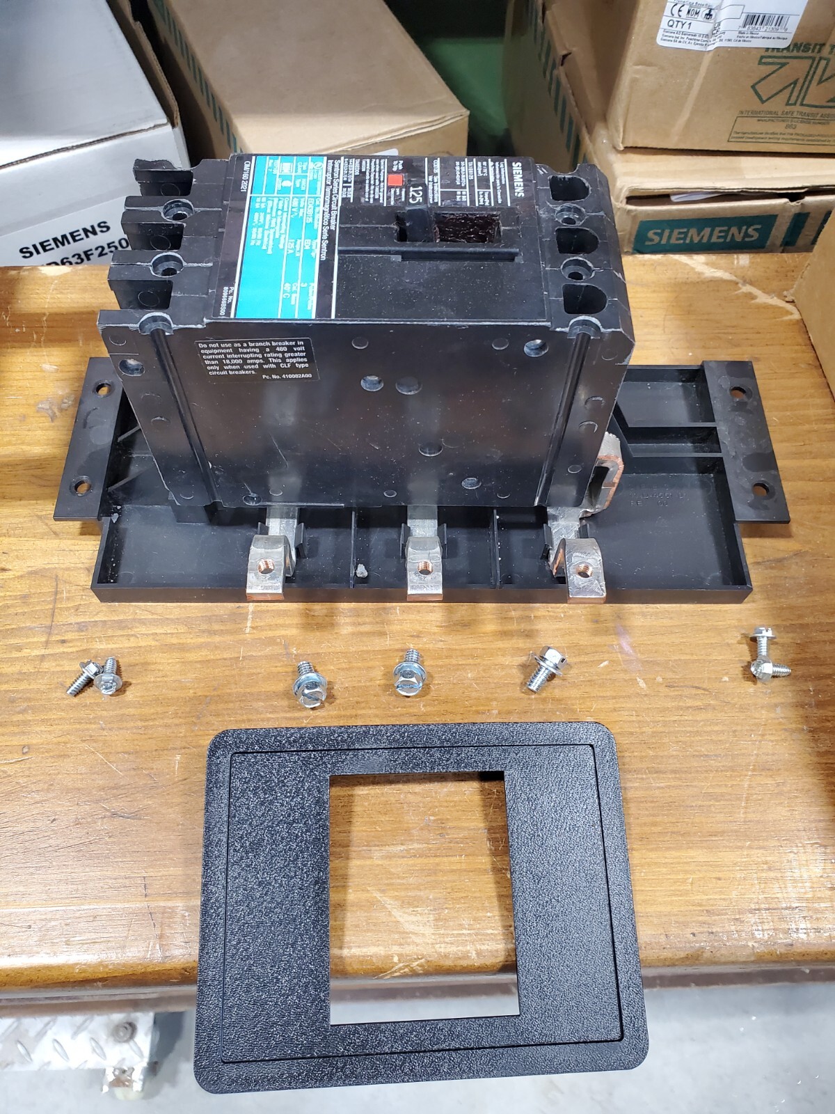Siemens MBKED3125A connecting hardware Main / Subfeed kit circuit breaker P1