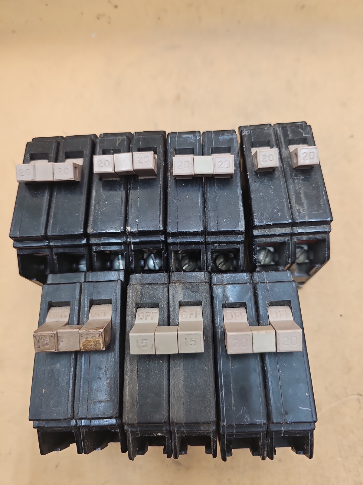 LOT OF 7 Eaton Cutler Hammer Metal Foot Circuit Breakers. 5 – CH220. 2 – CH215
