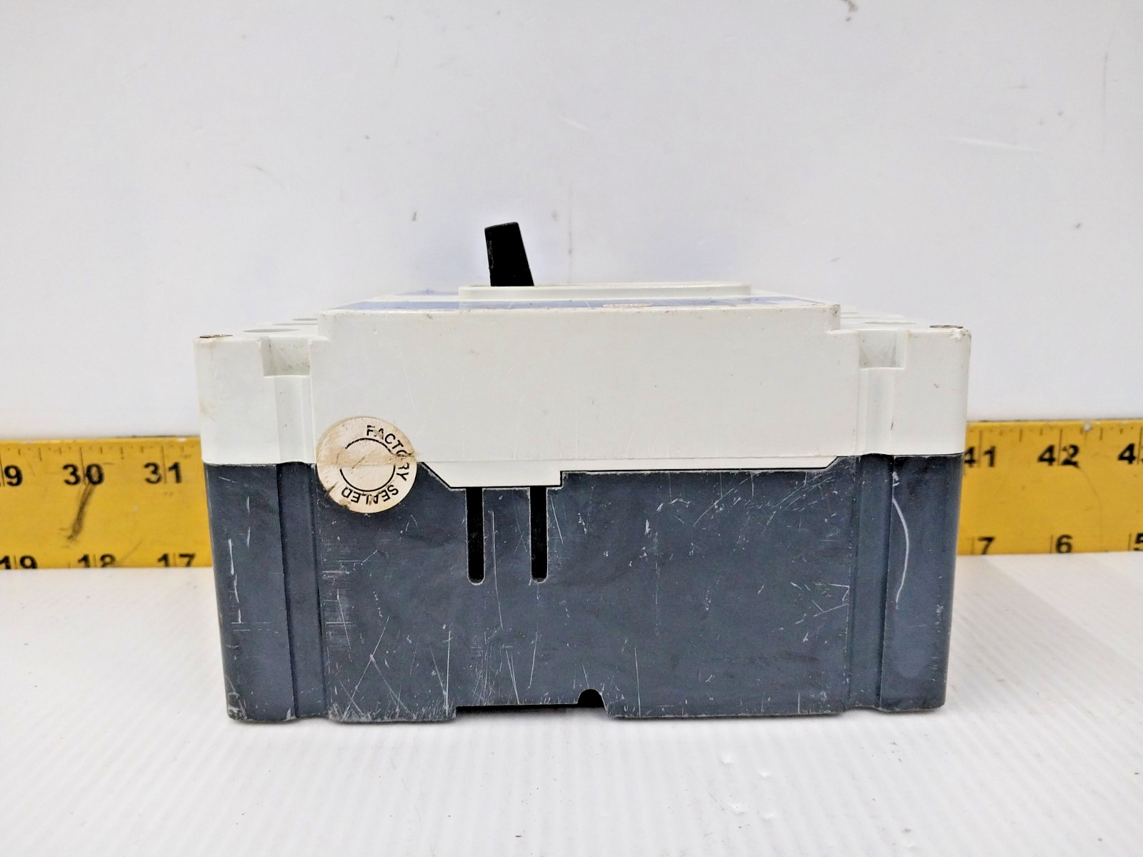 Cutler-Hammer 225 Amp Circuit Breaker 240 VAC / 125 VDC 3 Pole ED3225