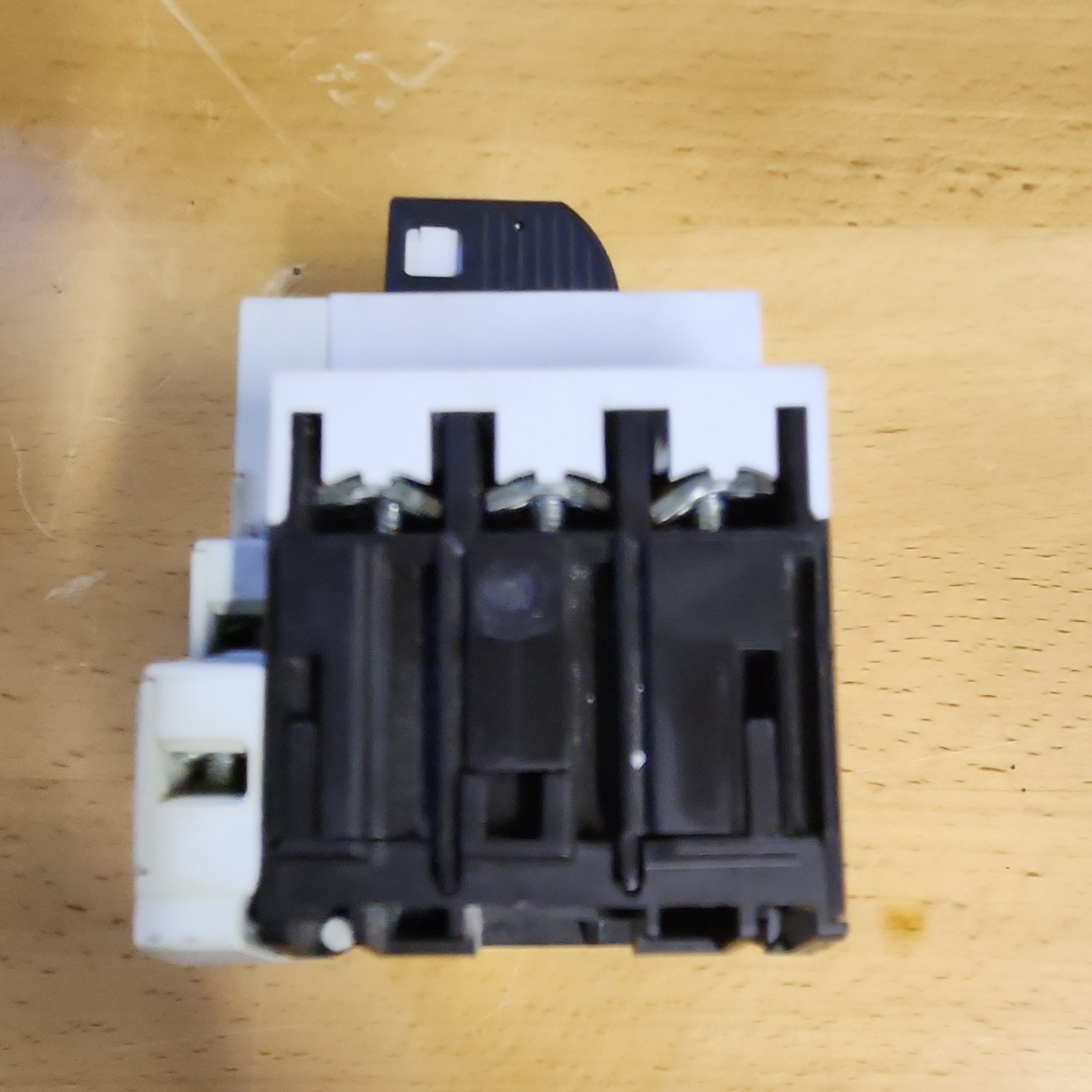 Moeller Circuit Breaker PKZM0-4 1-6A 3-Pole 220-600V On/Off Thermal DIN Rail
