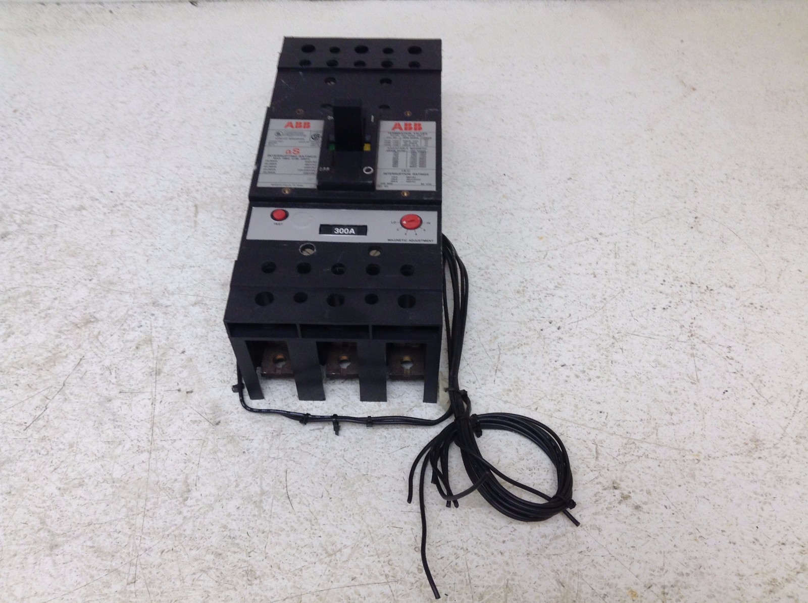 ABB UXAB 718530 R 999 JS aS 300 Amp 600 VAC 3 P Circuit Breaker UXAB718530R999