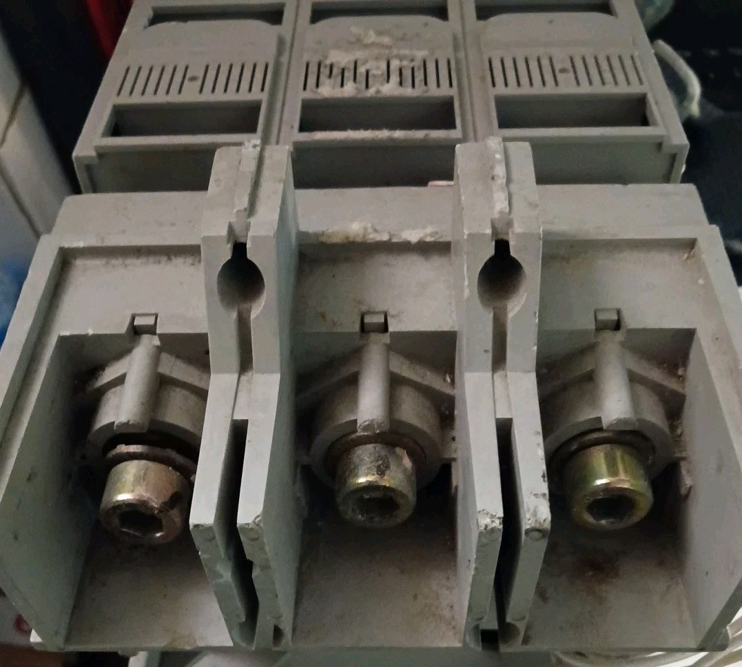 MERLIN GERIN NSJ600A 3 POLE 600 AMP 600V COMPACT MOLDED CASE BREAKER W/BASE