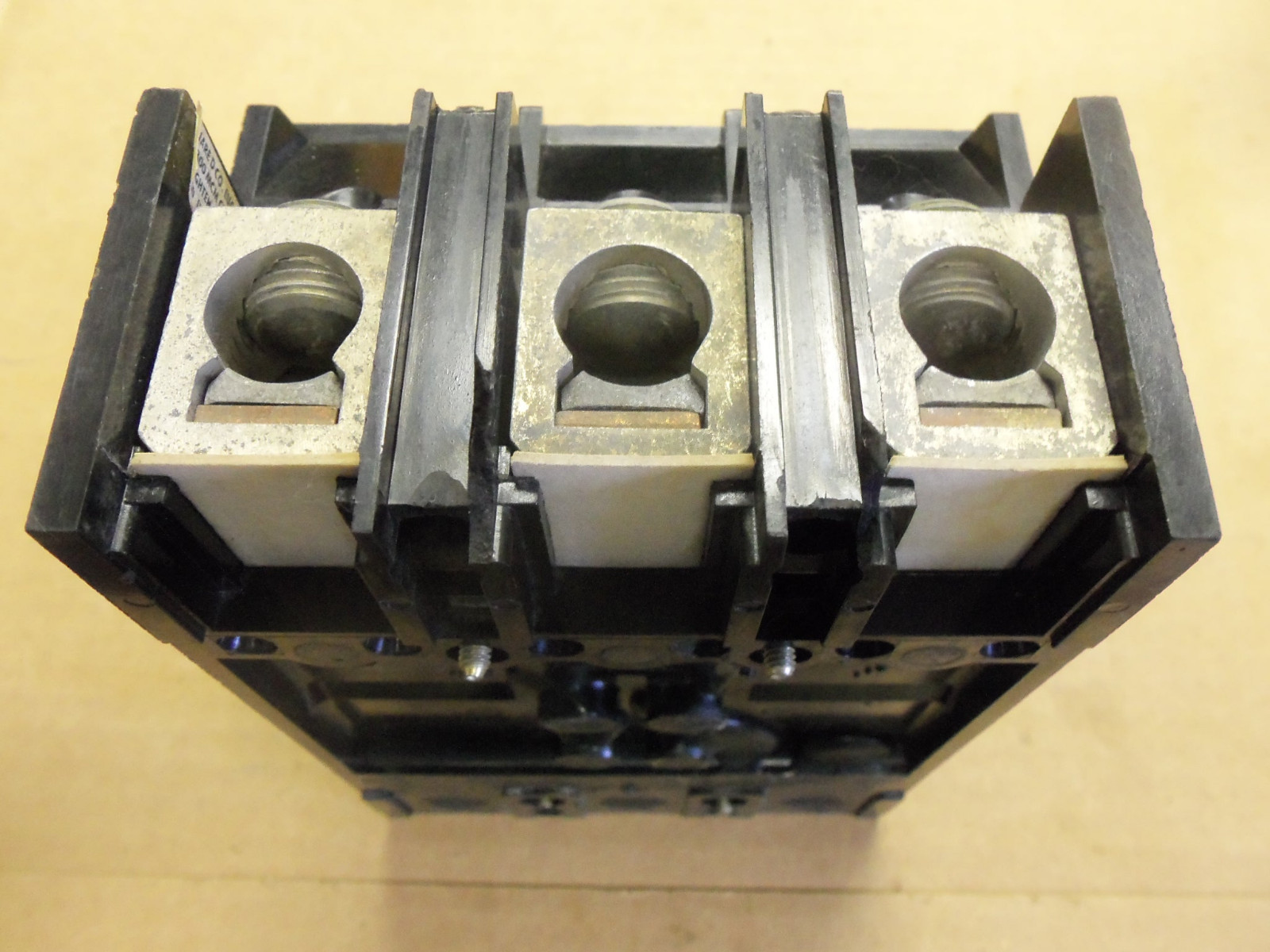 Square D Q2M-3150-MT 3 pole 150 amp Circuit Breaker flawed Q2M3150MT