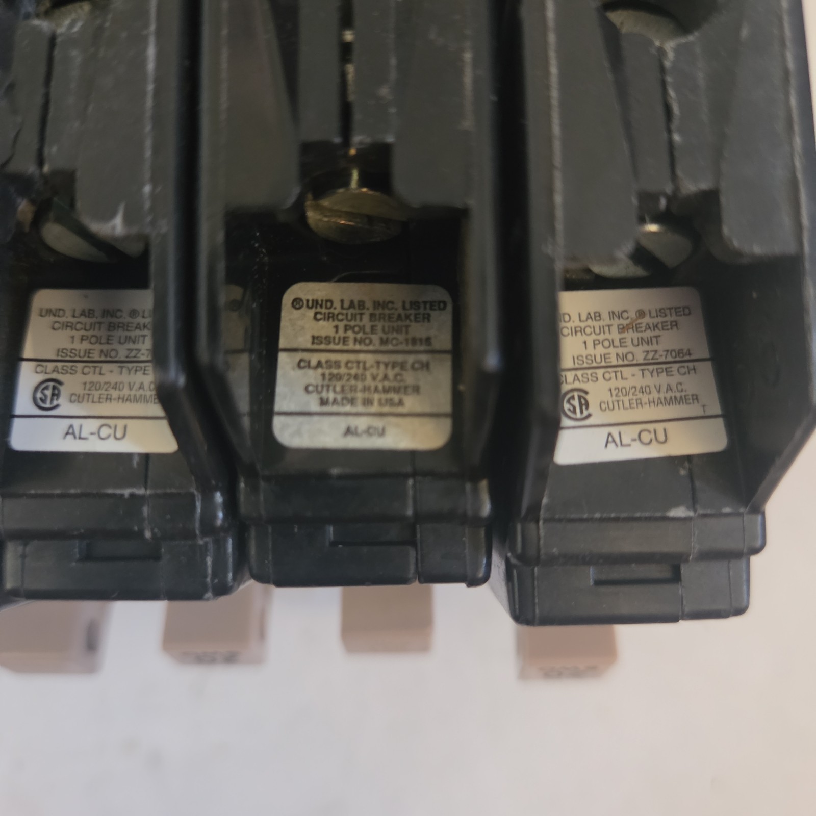 LOT OF 10 Cutler Hammer CH120 Swd Circuit Breakers 1 Pole 20 Amp Plastic Foot