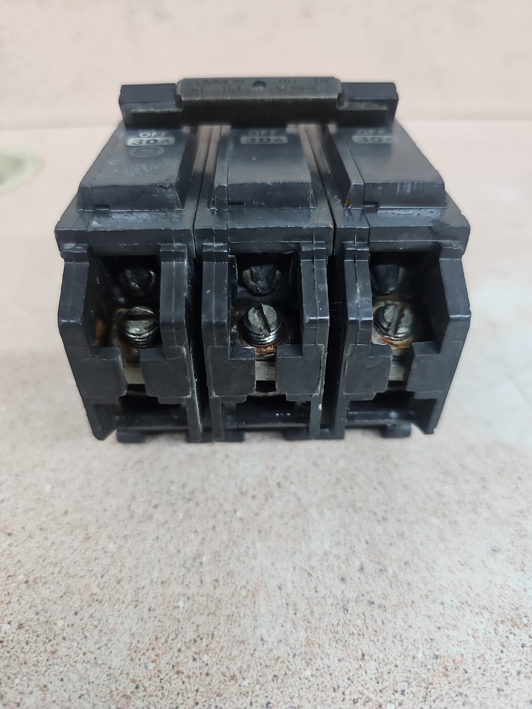 GE THQL32030 Circuit Breaker 30 Amp 3 Pole 240 Vac Chipped NT
