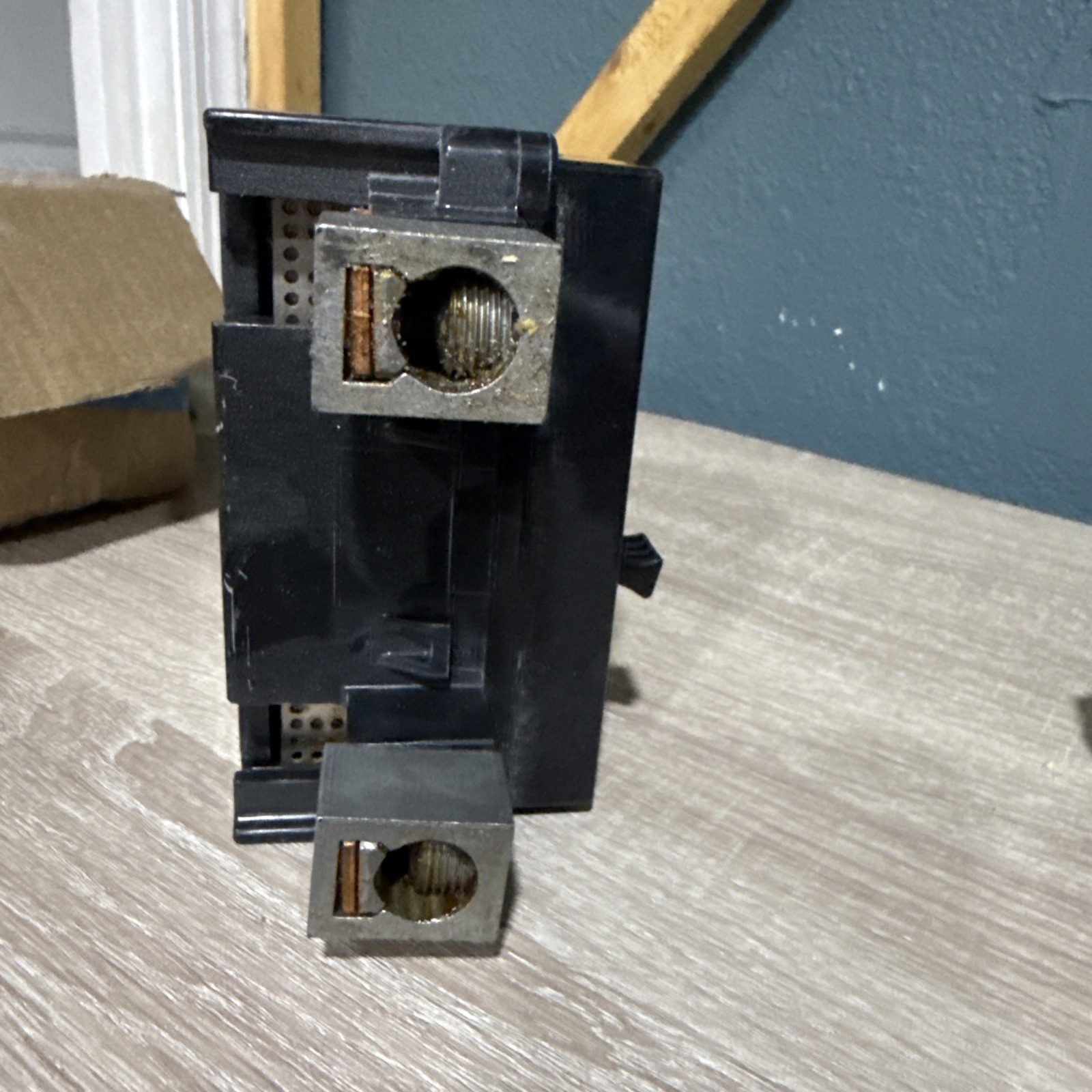 Square D 2 Pole 200 Amp Main Circuit Breaker 120/240 V 50/60 Hz QOM2200VH