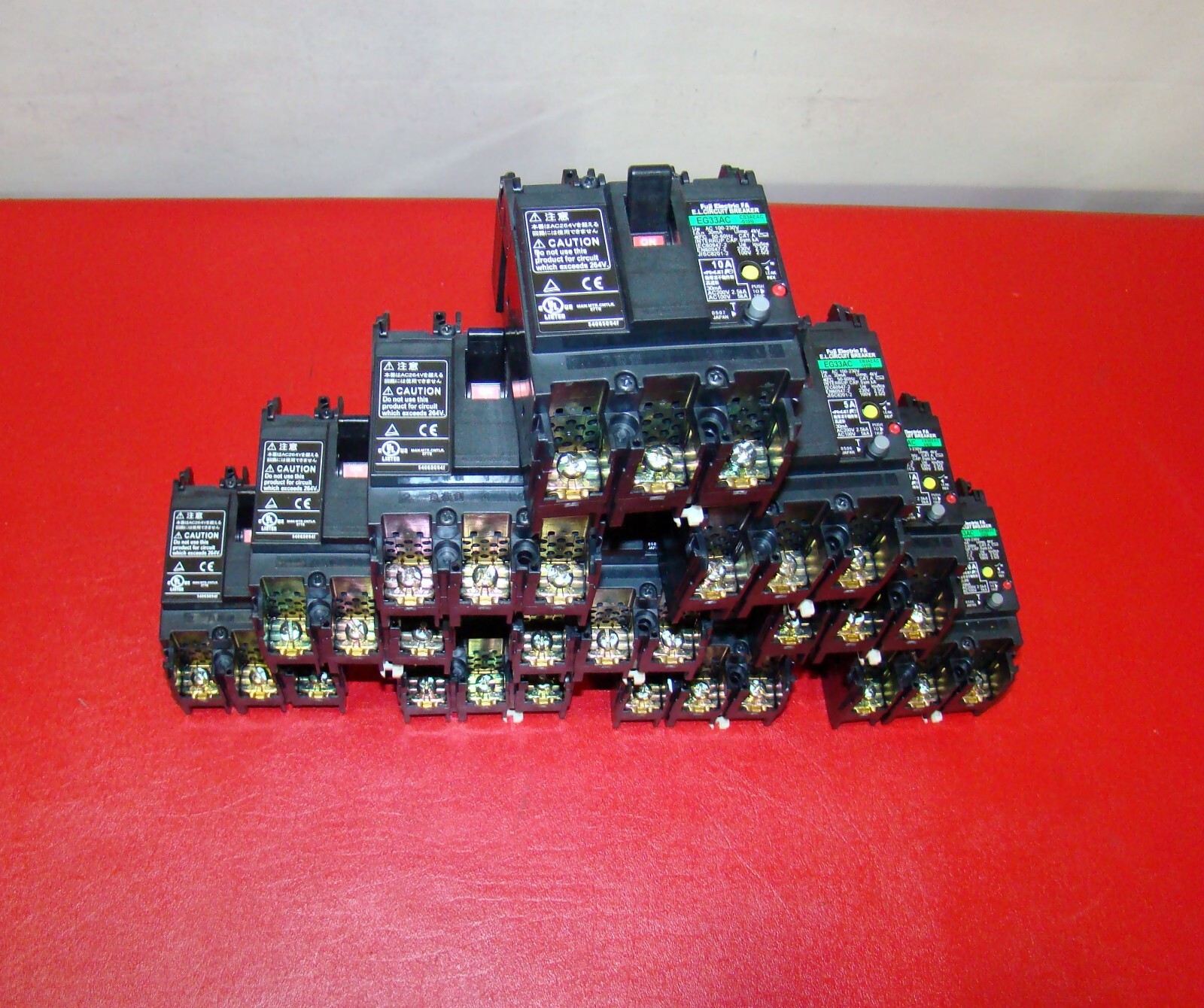 FUJI ELECTRIC FA E.L CIRCUIT BREAKER EG33AC 5A 10A 30A 40A 50A 100/200VAC 3 Pole