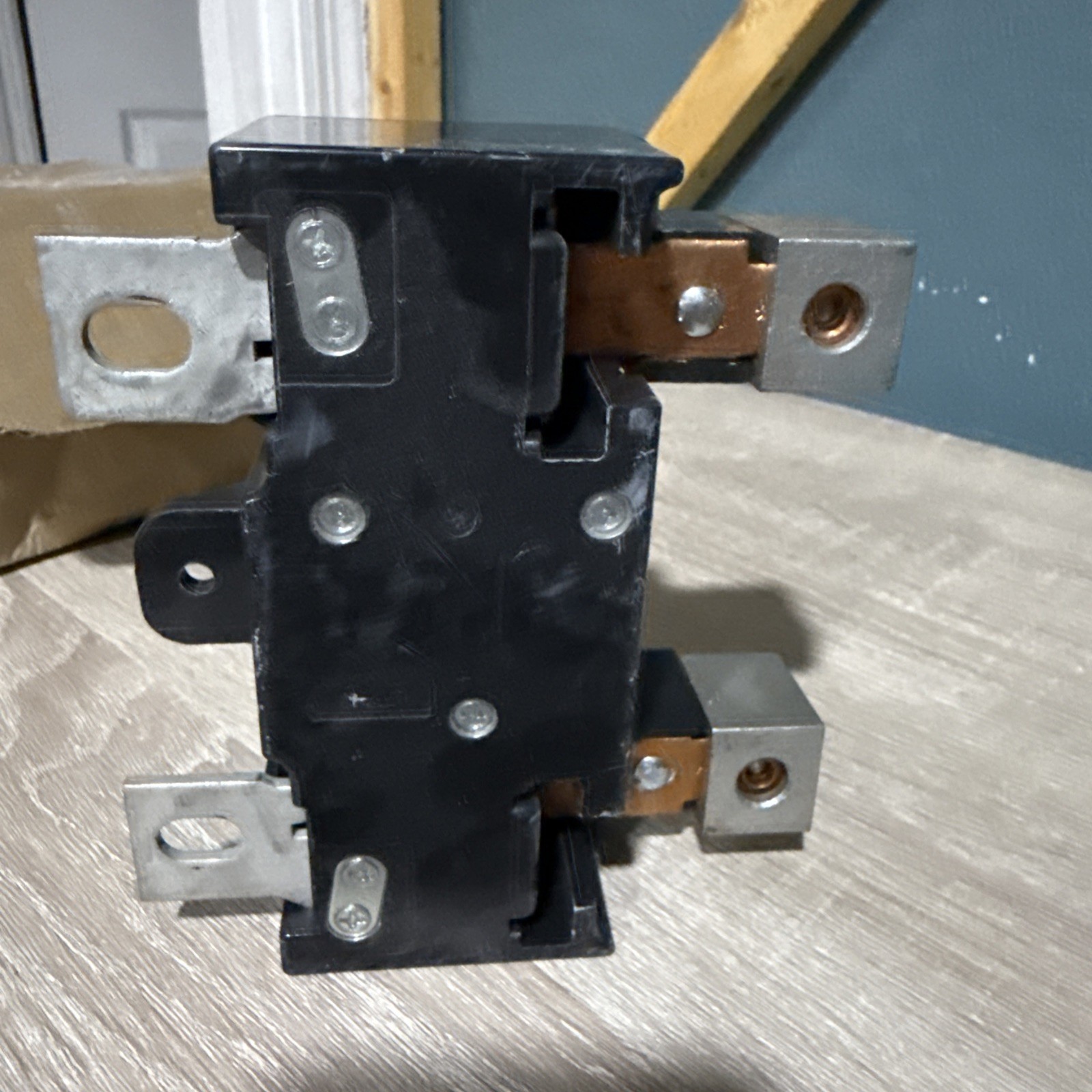 Square D 2 Pole 200 Amp Main Circuit Breaker 120/240 V 50/60 Hz QOM2200VH