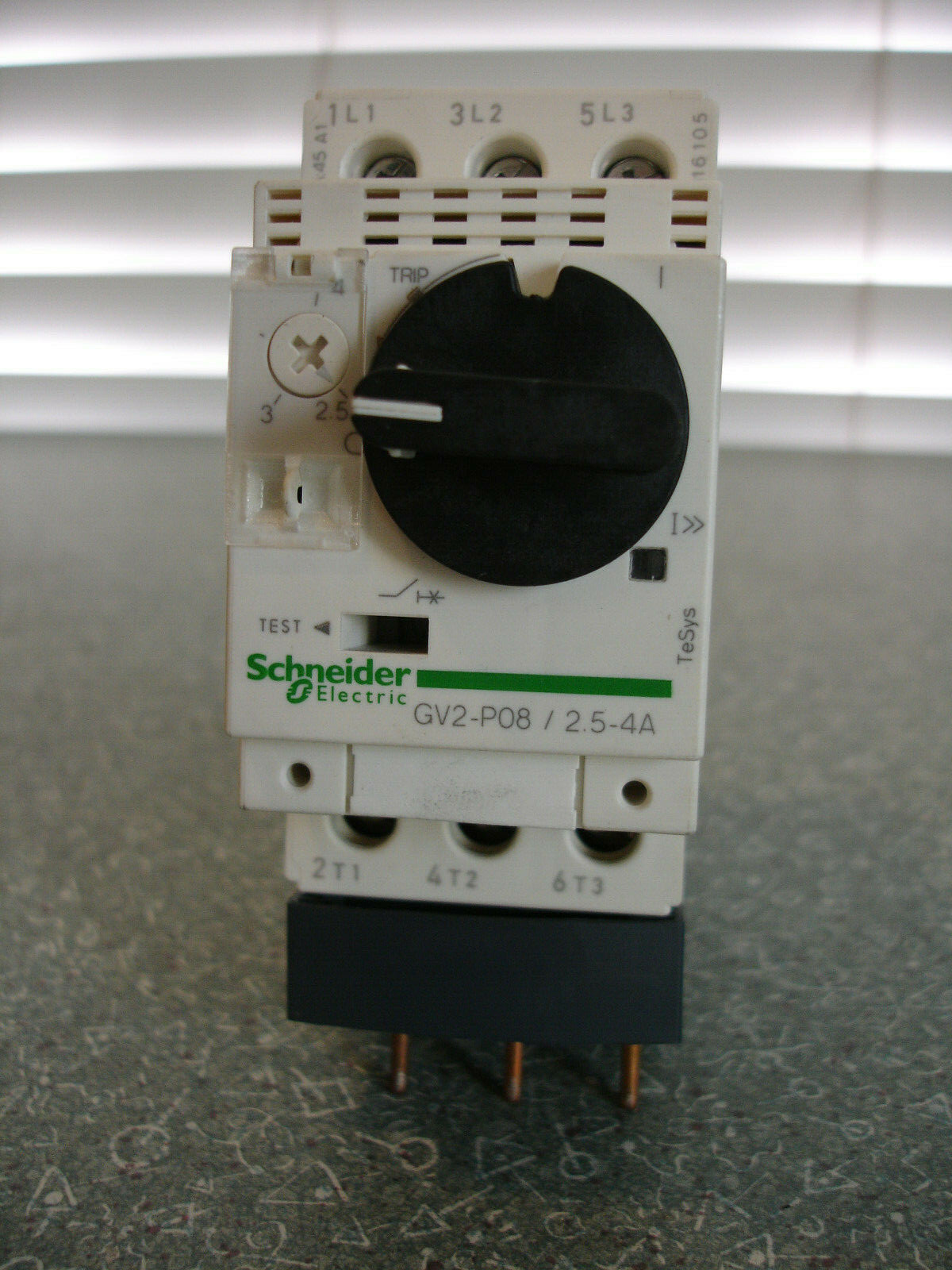 Schneider Electric GV2-P08 2.5-4A Circuit Breaker w/ GV2AF4 Combo Block