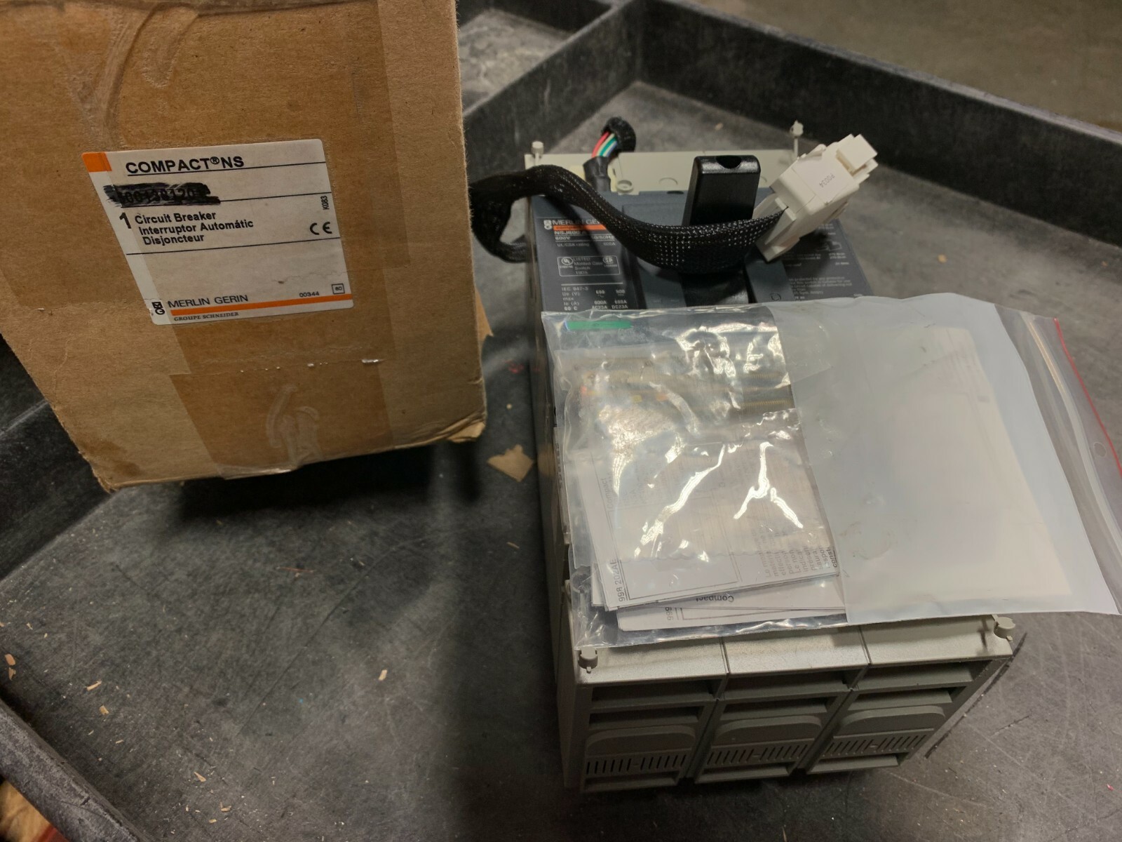 New Merlin Gerin NSJ600A 600A Plug In Compact Molded Case Switch NSJ600 600 Amp