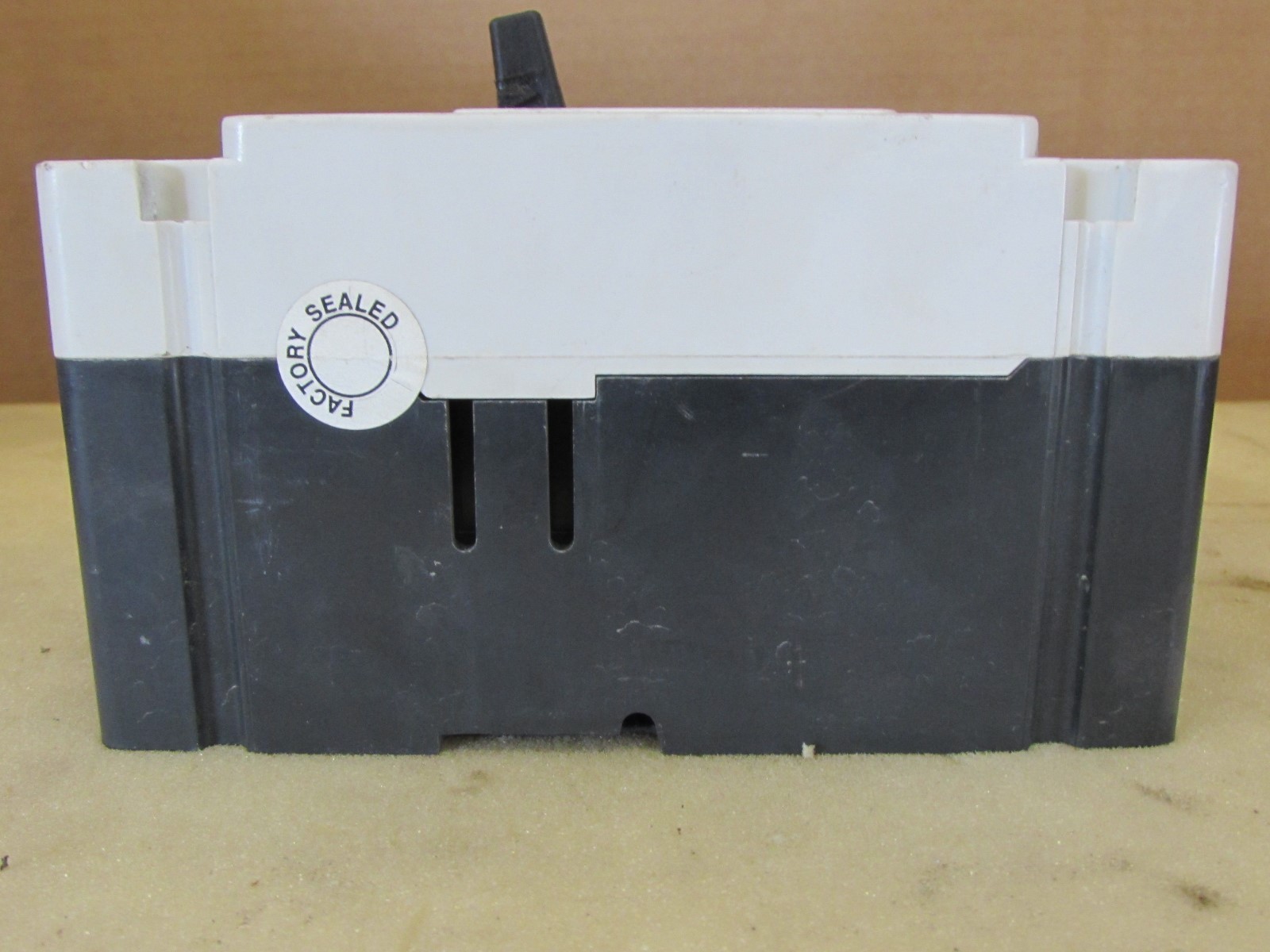 CUTLER HAMMER HMCP015EOC CIRCUIT BREAKER USED