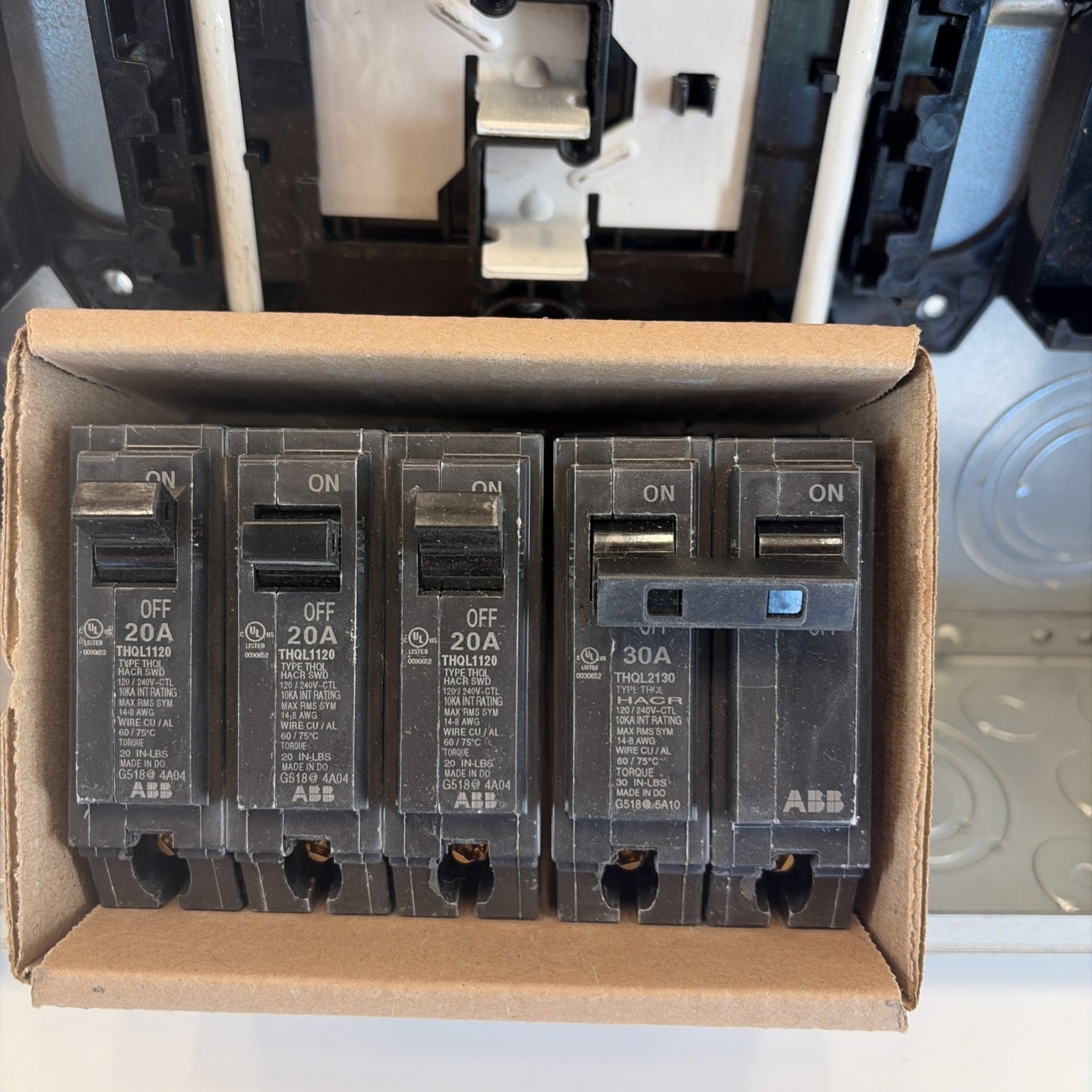 ABB 200 Amp 20/40 Main Breaker Indoor Load Center Plug On Neutral PAM2020PA Kit