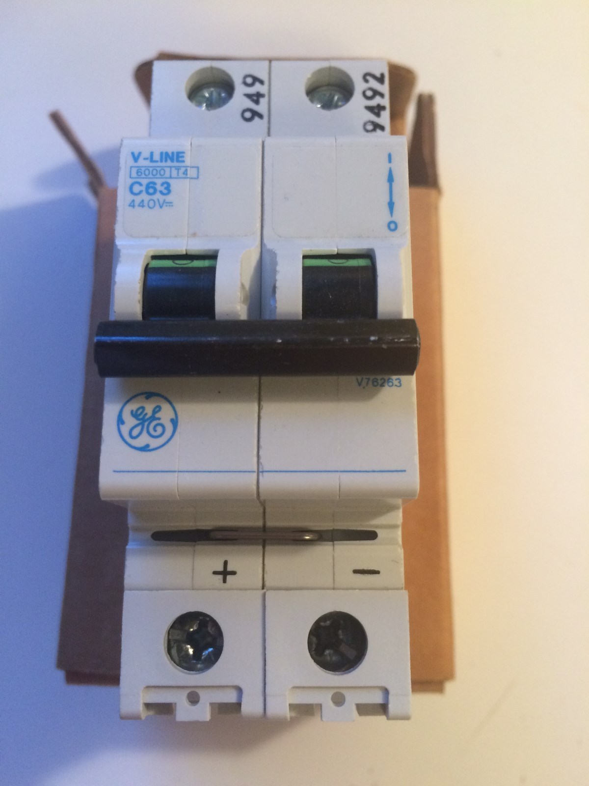 NEW IN BOX GENERAL ELECTRIC V76263 CIRCUIT BREAKER 2 POLE 440V 63A