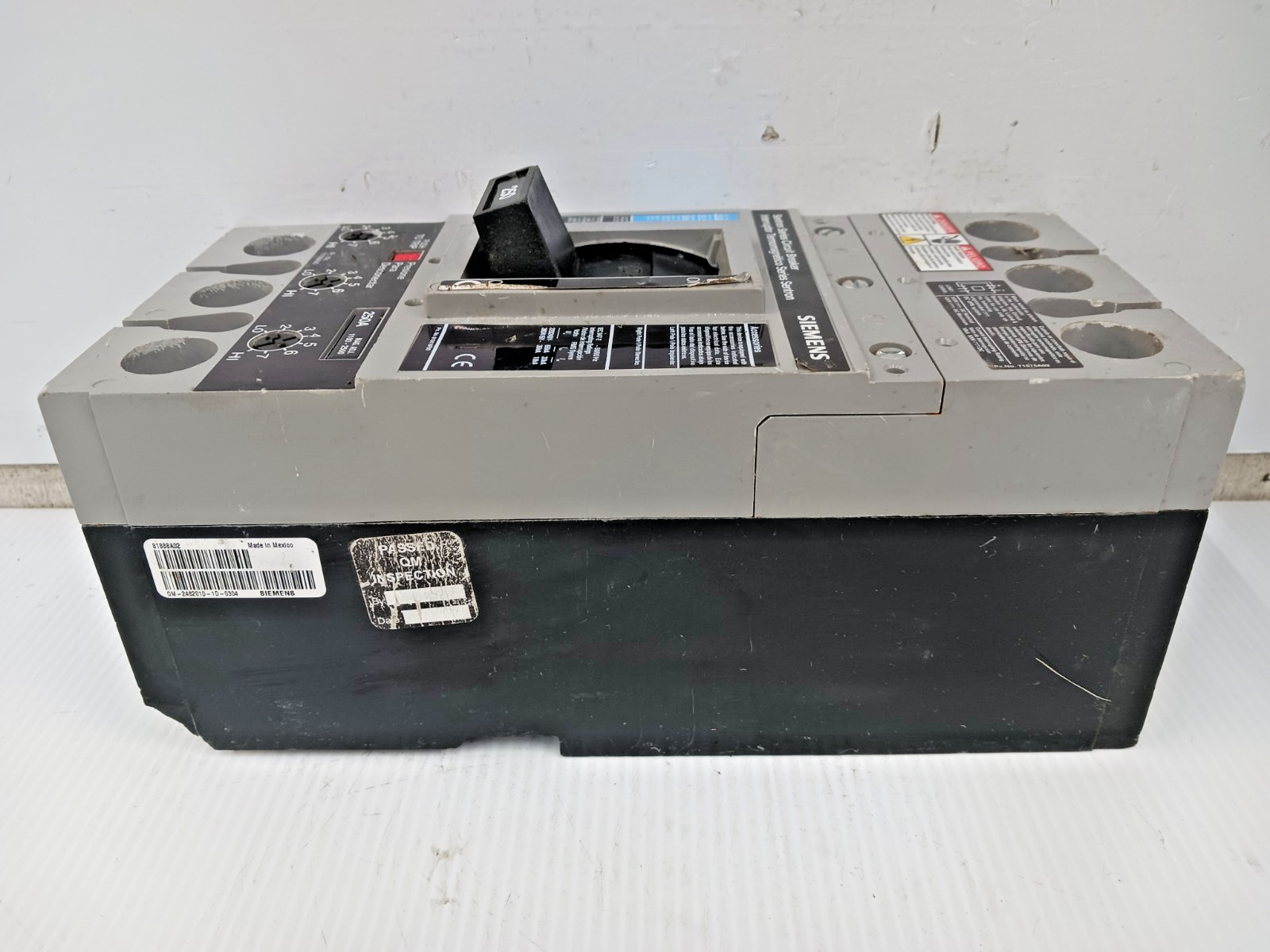 Siemens Sentron 250 Amp Circuit Breaker 3 Pole 600 VAC 35kA FXD63B250 *Flaw*