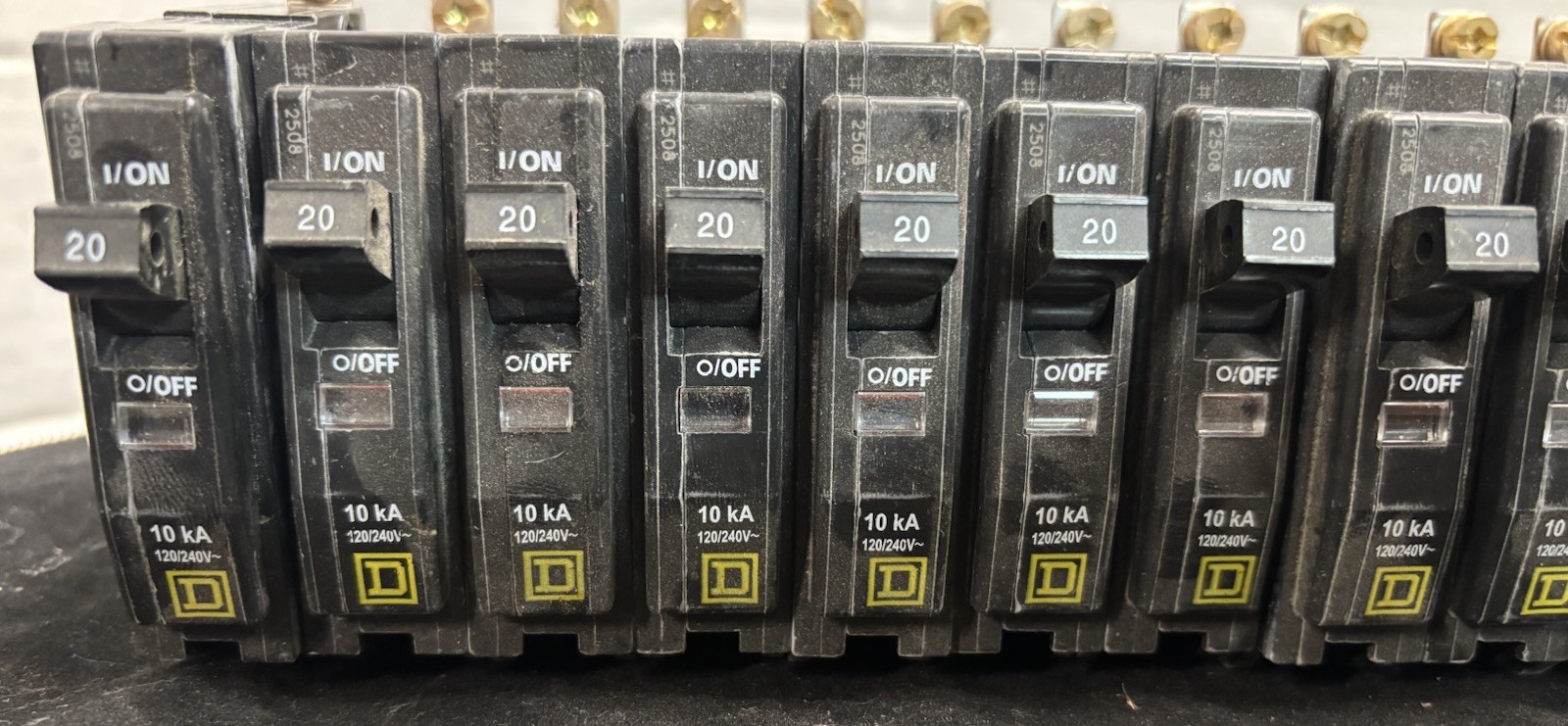 LOT OF 26 – SQUARE D CIRCUIT BREAKER 20A 1 POLE UNIT 10kA 120/240V DP-4075 QOB ✅