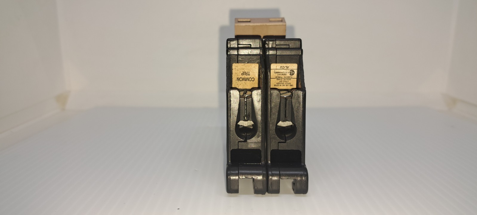 Cutler Hammer EATON CH230 2 Pole 30 Amp 120/240V Circuit Breaker Flaw