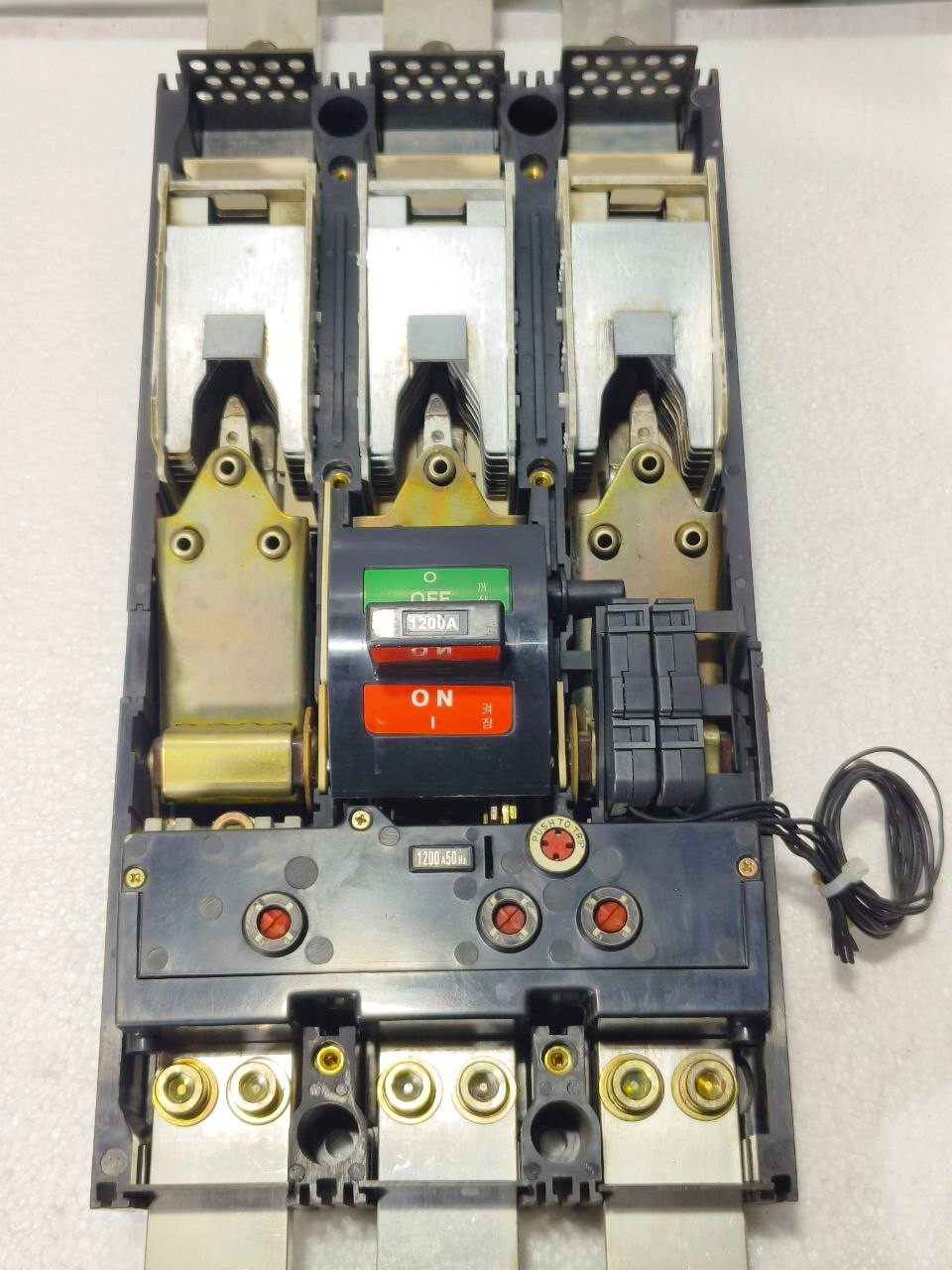 LG ABS 1203 3POLE 1200A CIRCUIT BREAKER MCCB AC600V DC250V ABS1203 FREE SHIPPING