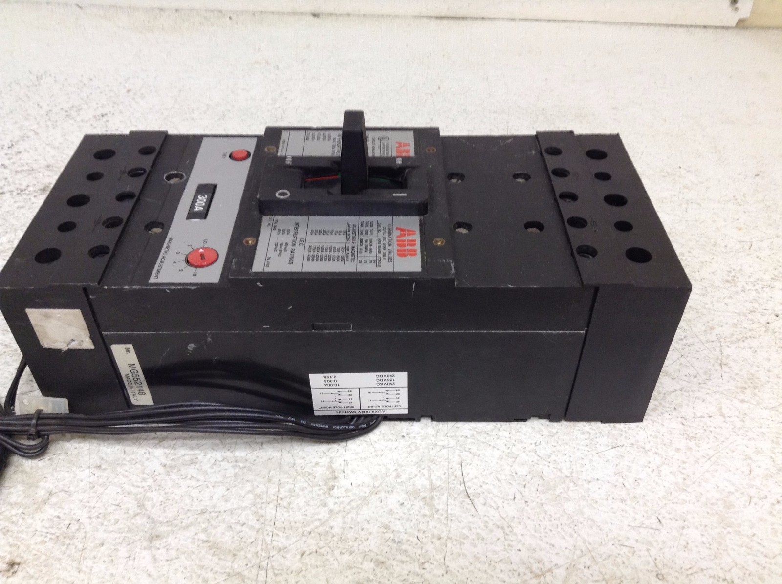 ABB UXAB 718530 R 999 JS aS 300 Amp 600 VAC 3 P Circuit Breaker UXAB718530R999