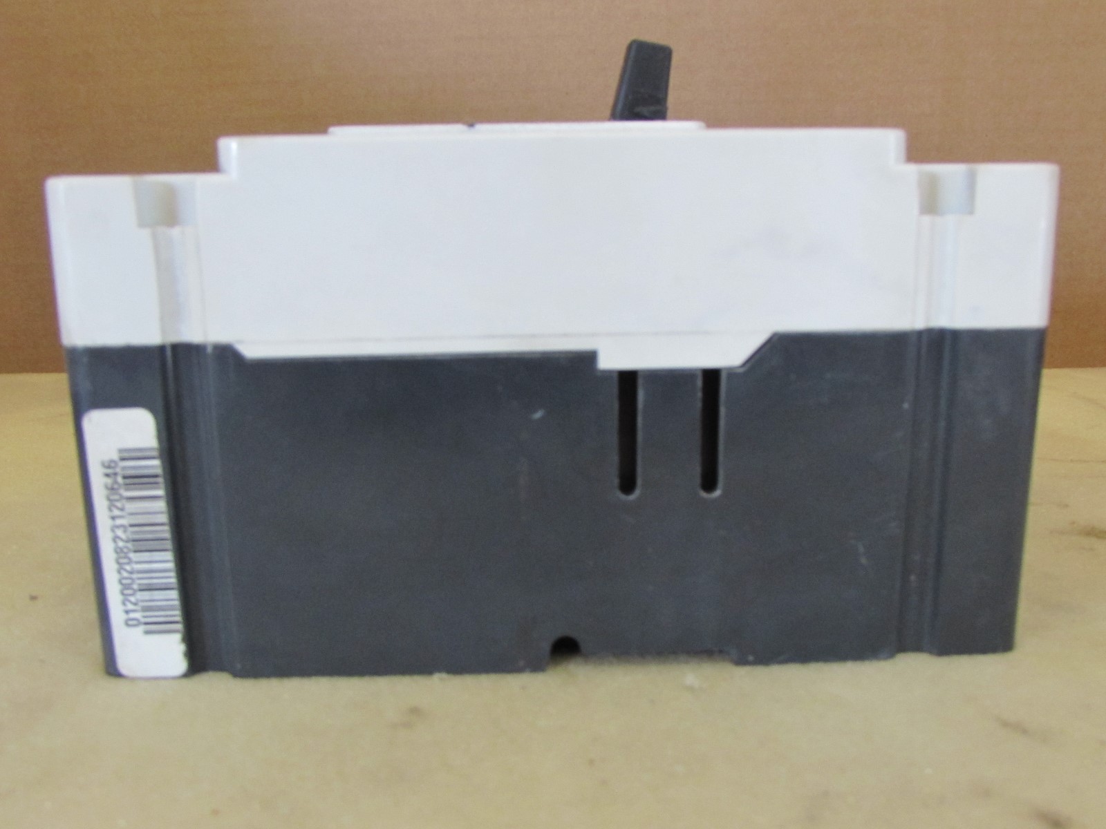 CUTLER HAMMER HMCP015EOC CIRCUIT BREAKER USED