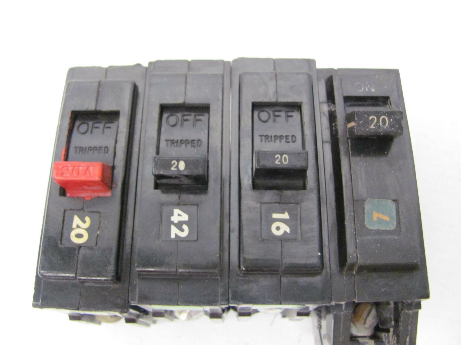 LOT OF 4 GENERAL ELECTRIC CIRCUIT BREAKERS TQL / THQL1120 120VAC/240VAC 20A USED