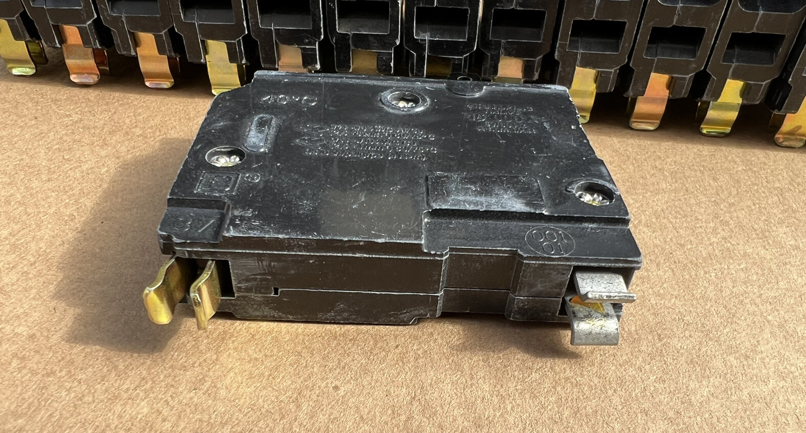 New Lot Of 15 Square D Yellow QO120 1 Pole 20-Amp 120V Plug-In Circuit Breaker