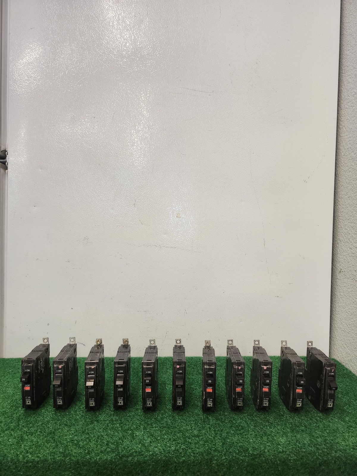 (11) Square D QOB120VH 20 Amp Single Pole 120 Volt 22kA Bolt-On Circuit Beaker