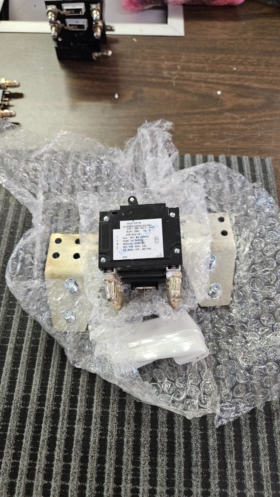 Heinemann AM1P-Z2-5W 2 Pole Circuit Breaker 200 AMP, 65DCV