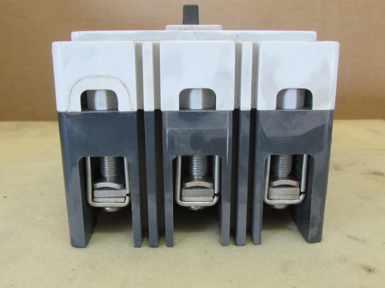 CUTLER HAMMER HMCP015EOC CIRCUIT BREAKER USED