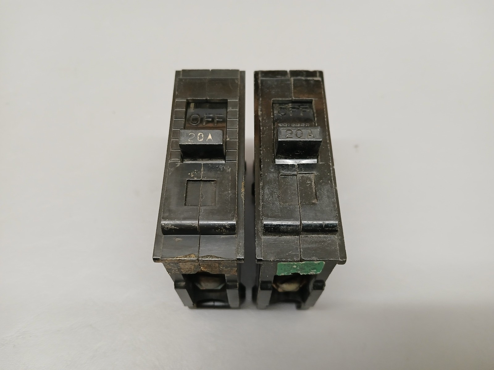 GE TQL1120 Single Pole 120/240 Volt 20 Amp Plug-In Circuit Breaker lot of 2