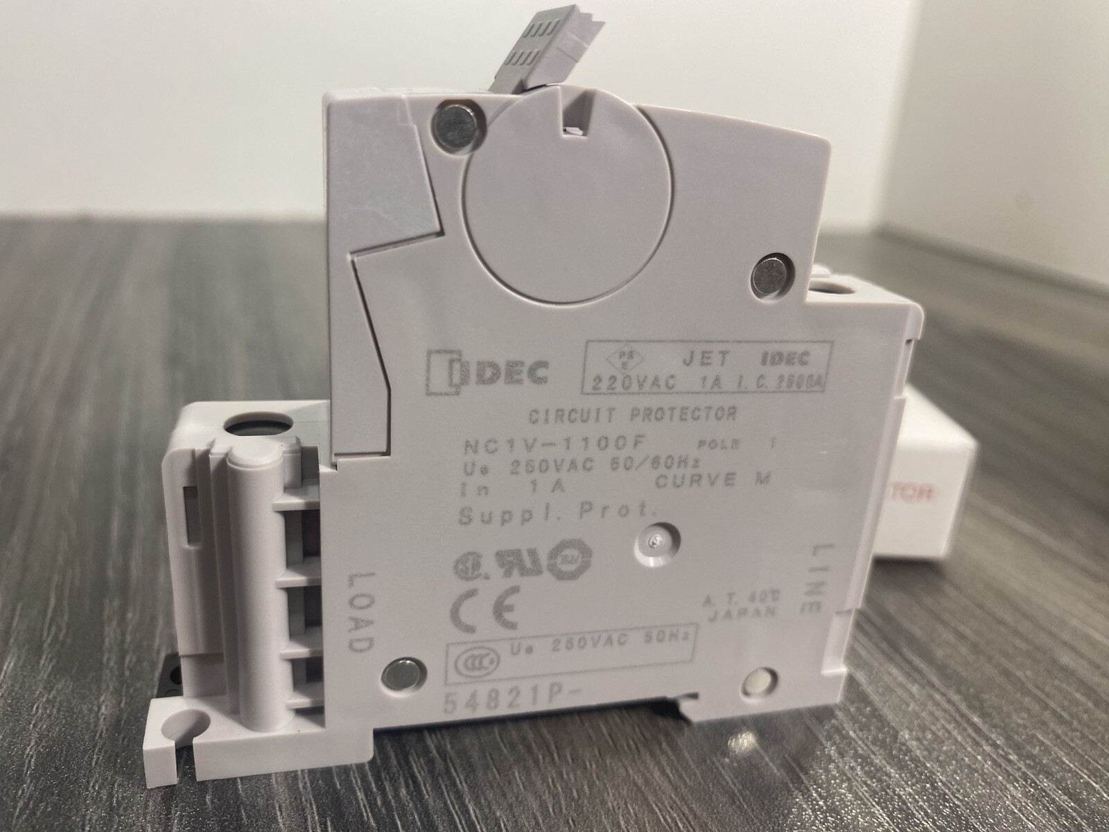 IDEC NC1V-1100F-1AM Slow Curve Circuit Breaker w/ Delay 250VAC 65VDC 1A 1-Pole