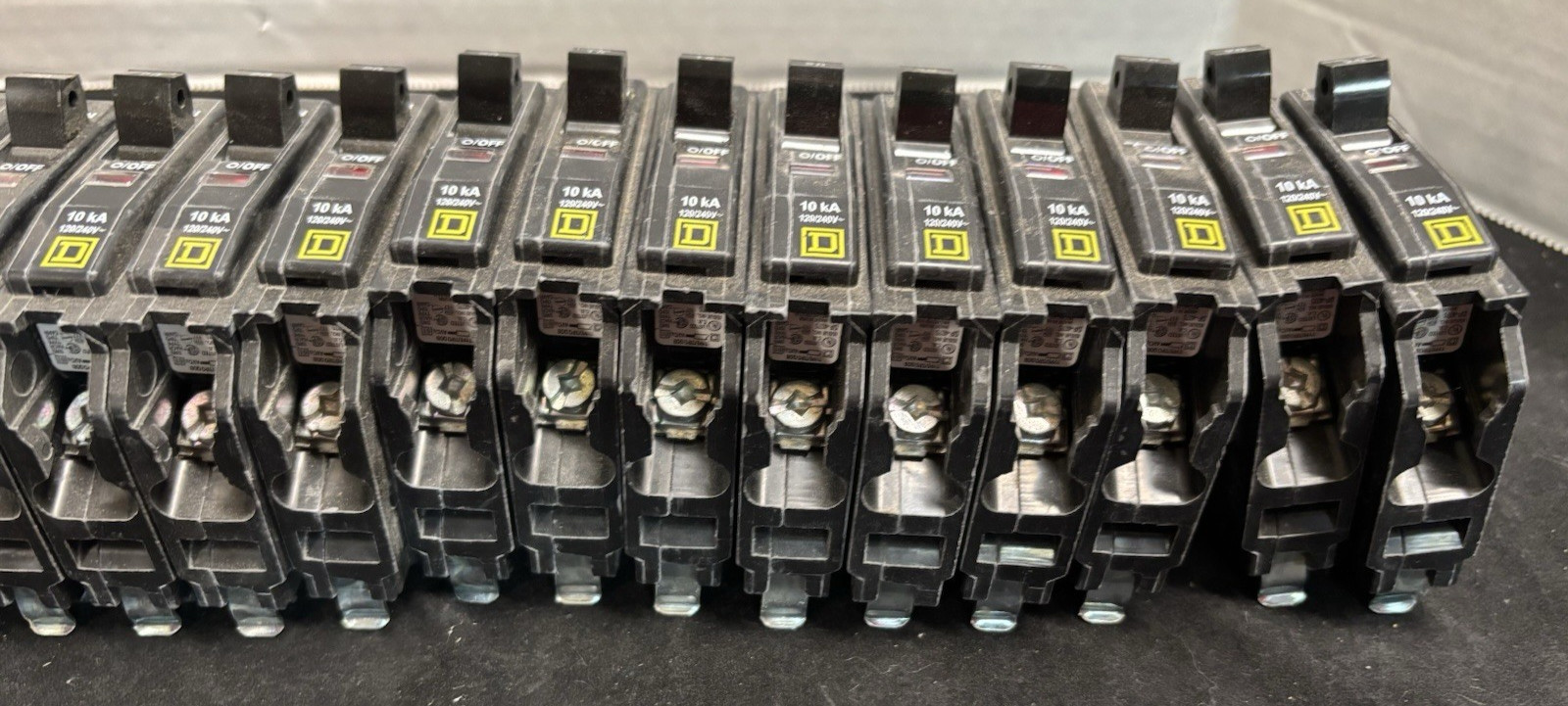 LOT OF 26 – SQUARE D CIRCUIT BREAKER 20A 1 POLE UNIT 10kA 120/240V DP-4075 QOB ✅
