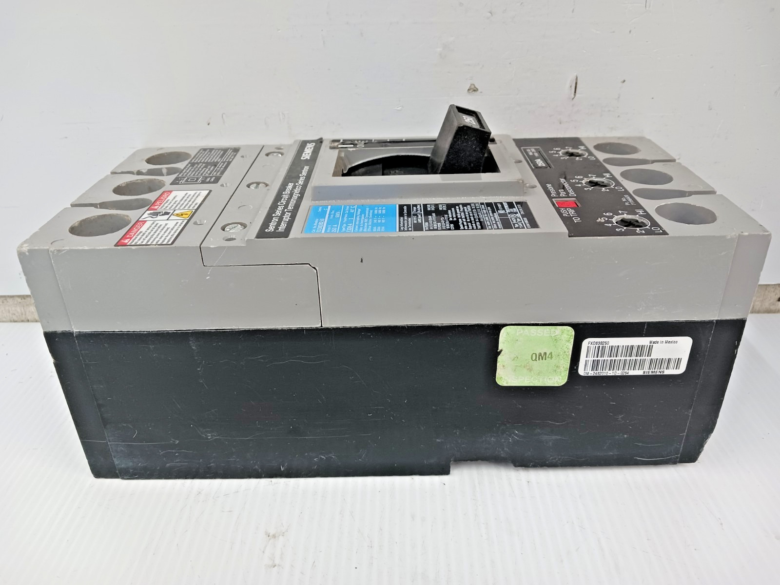 Siemens Sentron 250 Amp Circuit Breaker 3 Pole 600 VAC 35kA FXD63B250 *Flaw*