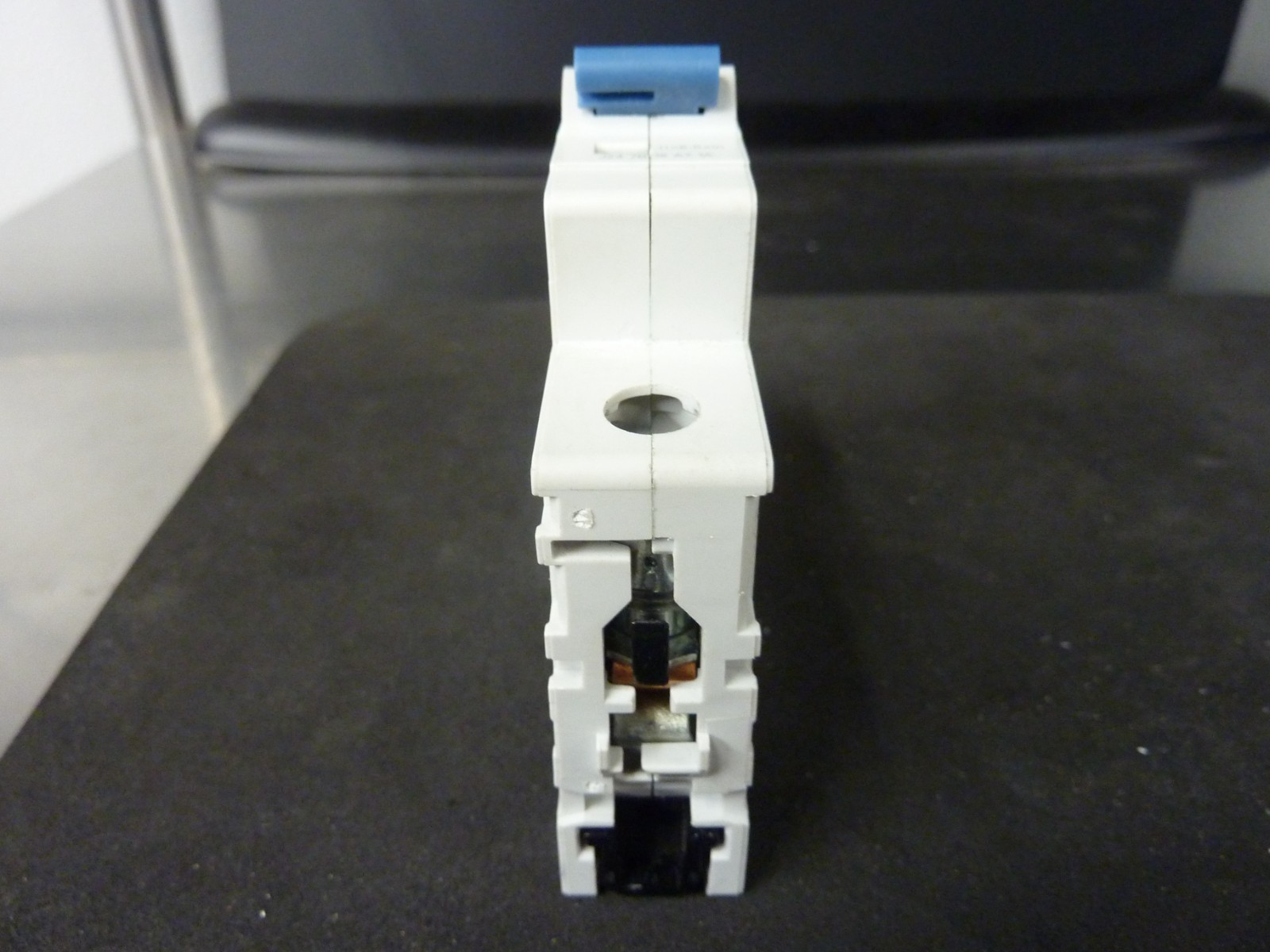 A-B Allen Bradley 1492-SP C 2A (1492-SPM1C020) Circuit Breaker Ser-D (31026)