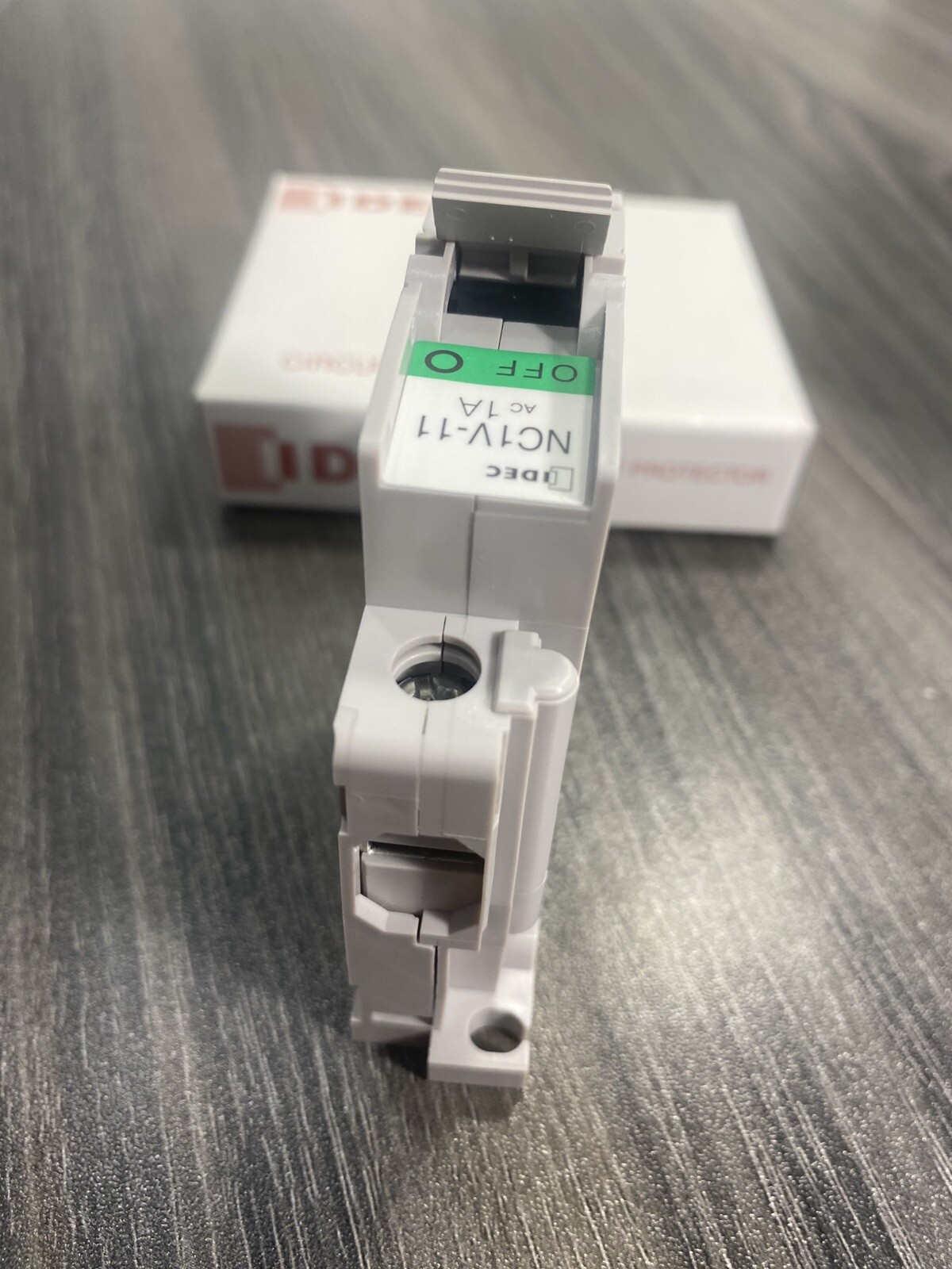 IDEC NC1V-1100F-1AM Slow Curve Circuit Breaker w/ Delay 250VAC 65VDC 1A 1-Pole