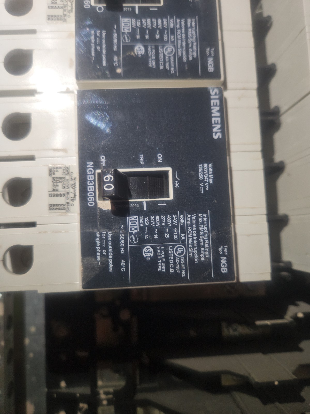Siemens NGB3B060 60A 3-Pole Bolt-On Circuit Breaker 551-600V Trip Indicator