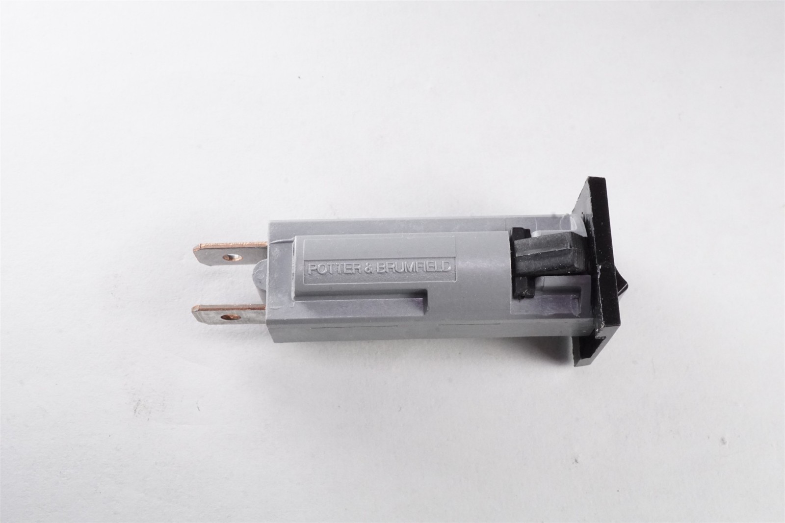 W28-XQ1A-10 Potter & Brumfield Push to Reset Circuit Breaker 32V 10A Panel Mount