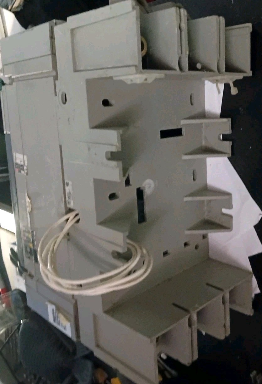 MERLIN GERIN NSJ600A 3 POLE 600 AMP 600V COMPACT MOLDED CASE BREAKER W/BASE