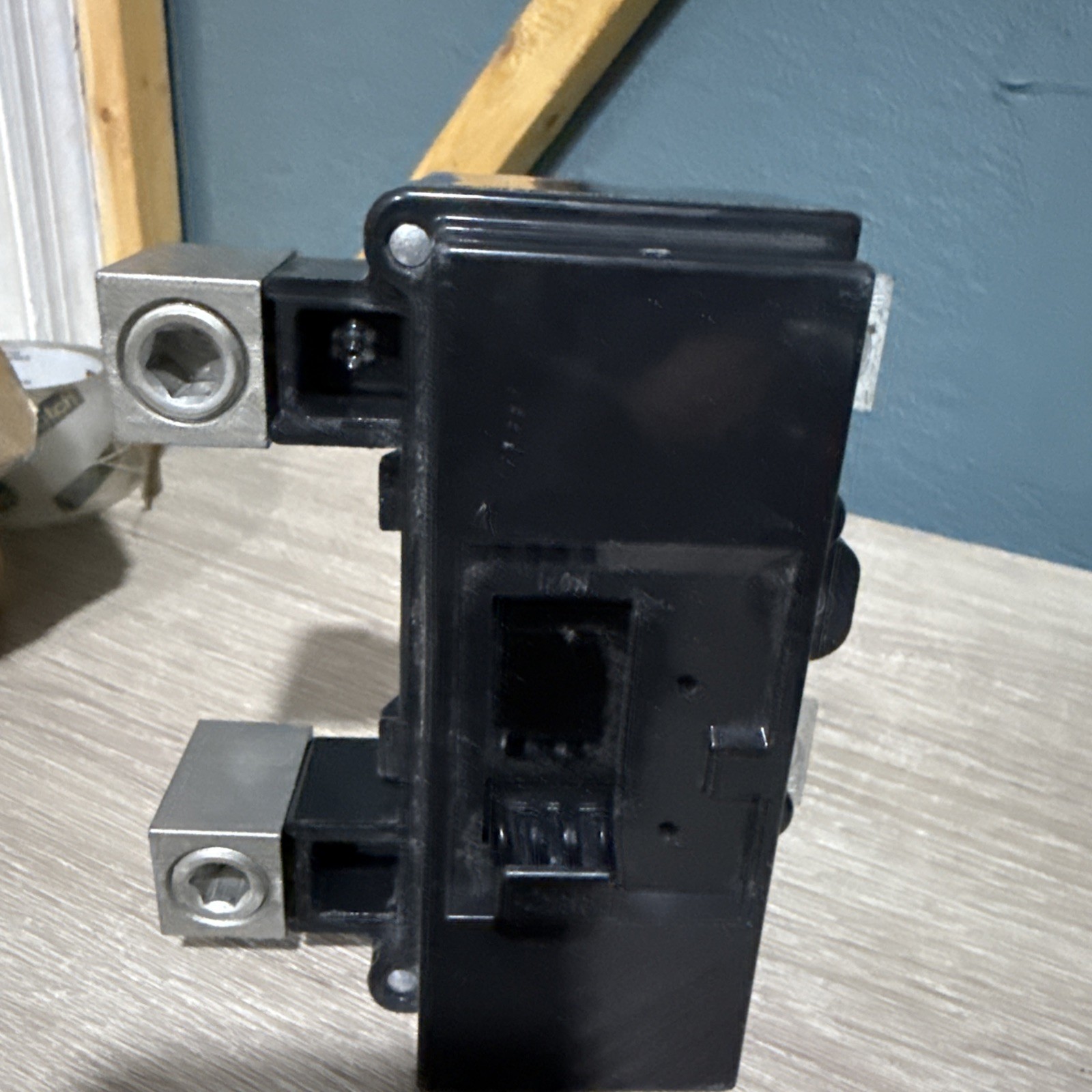 Square D 2 Pole 200 Amp Main Circuit Breaker 120/240 V 50/60 Hz QOM2200VH