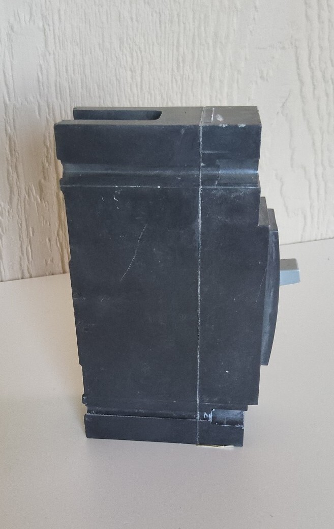GE TED 113020WL Circuit Breaker – Black