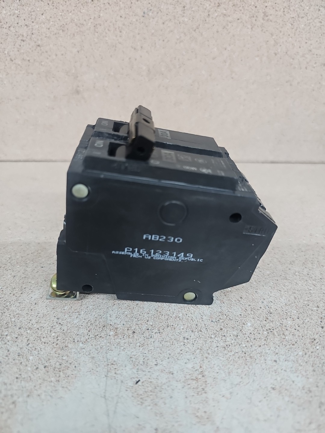GE THQB2130 30 Amp 120/240 VAC 2 Pole Type THQB Bolt-On Circuit Breaker –