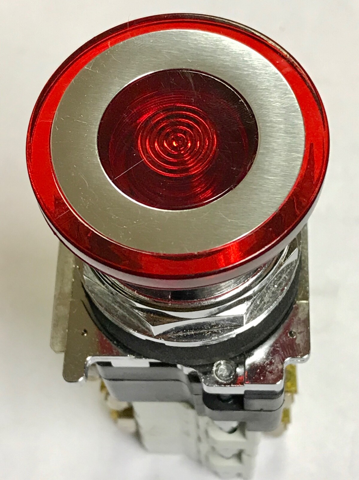 EATON CUTLER HAMMER 10250ED1341 1 24/28 VAC VDC Red Push Pull Illuminated