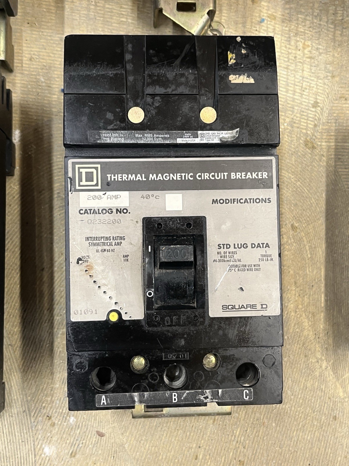 Square D Q232200 Thermal-Magnetic Circuit Breaker 200A 3-Pole AC 201-250V