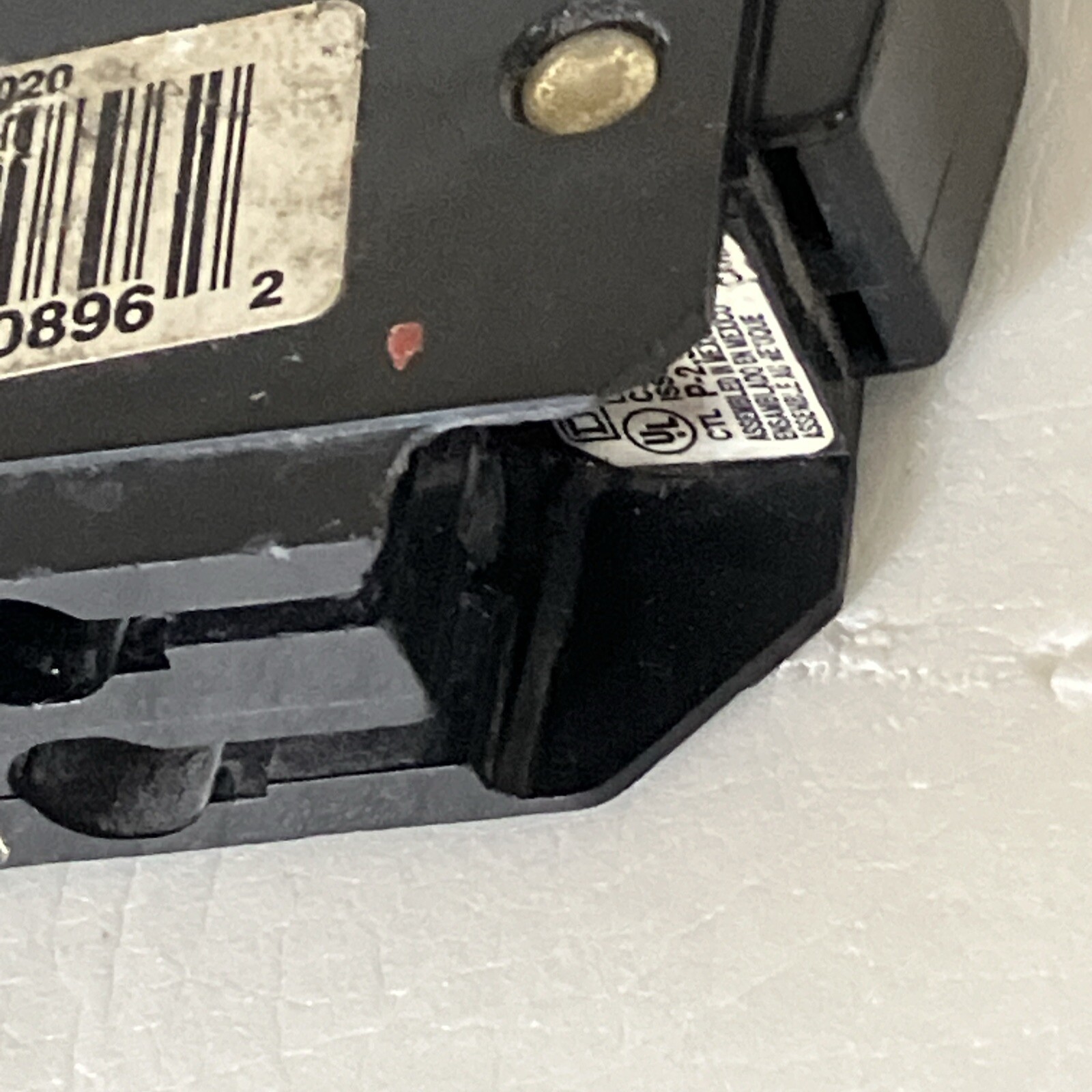 Square D QOT2020 20 Amp 1 Pole 120 Volt Side by Side with Metal HOOK Flaw CHIP