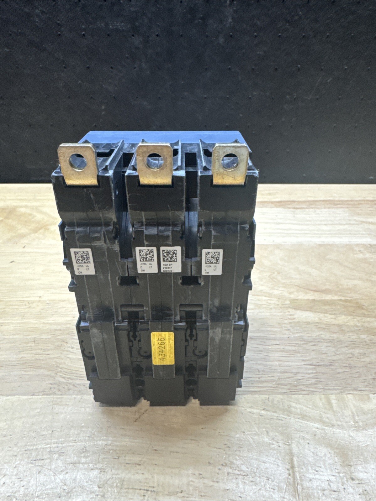 Siemens 3VA4140-4ED34-0AA0 3 Pole 40 Amp 240/480/600v Tested Chipped Corner