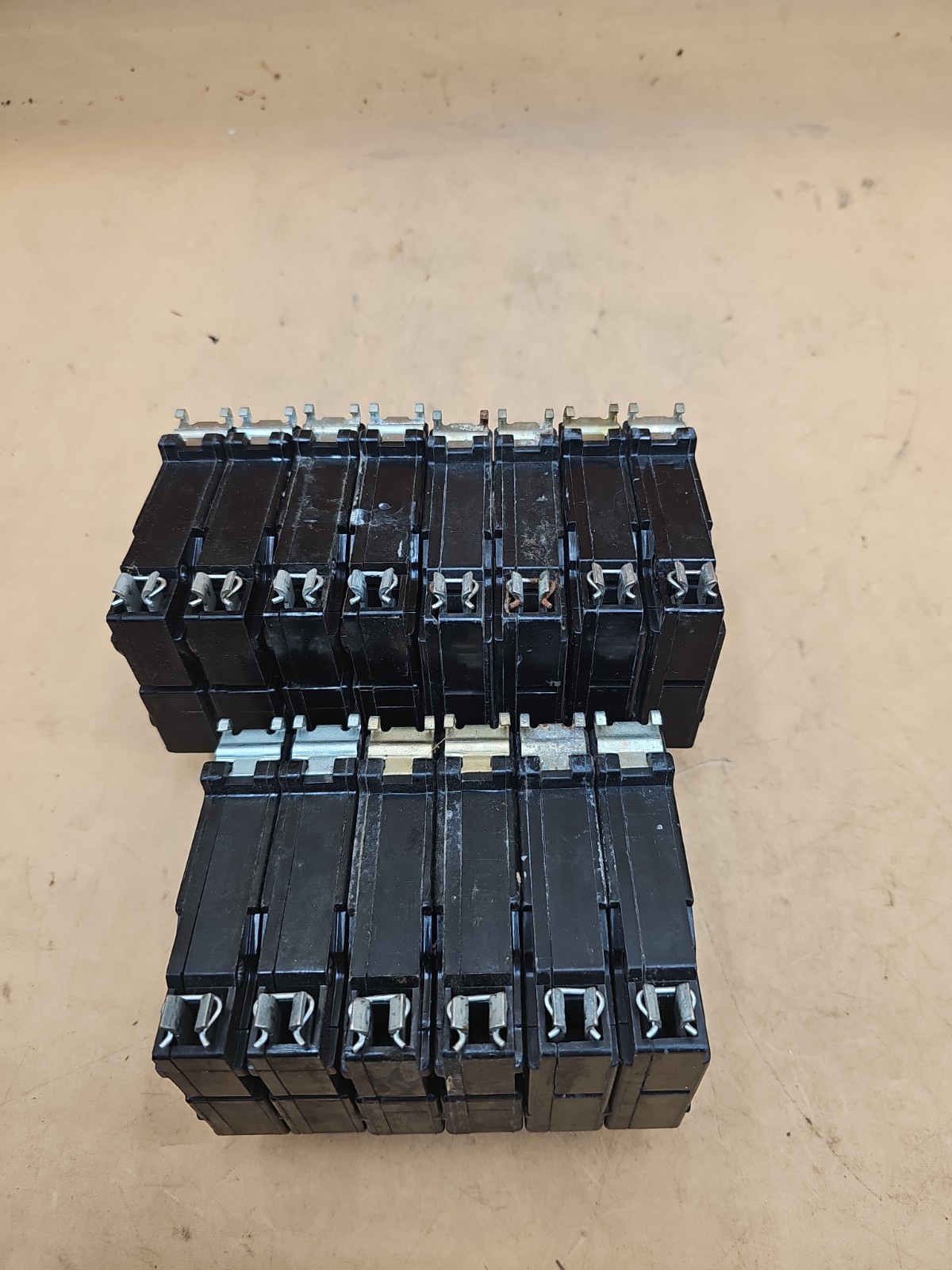 LOT OF 7 Eaton Cutler Hammer Metal Foot Circuit Breakers. 5 – CH220. 2 – CH215