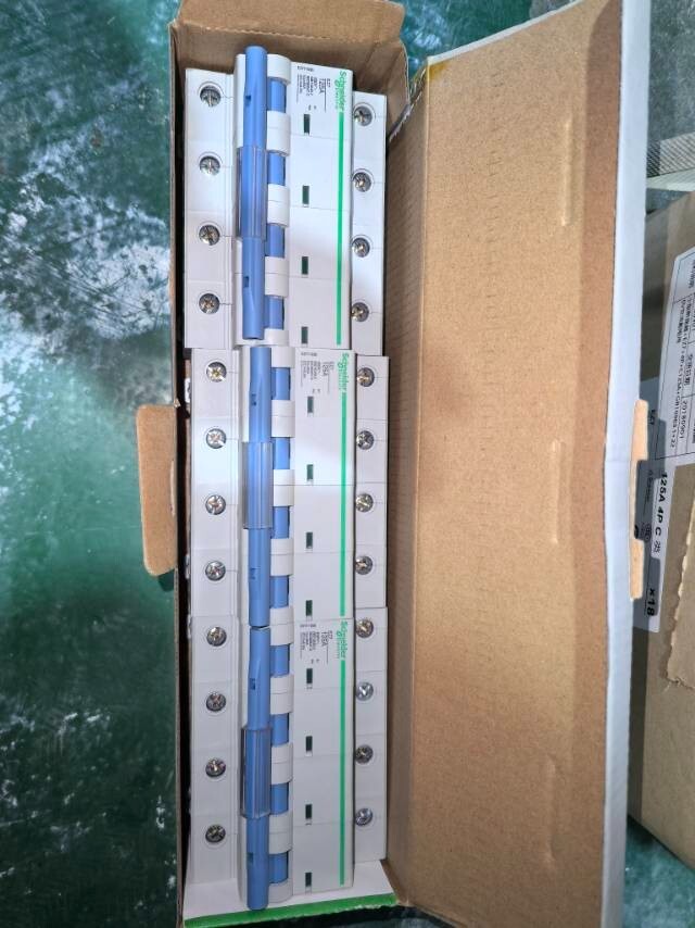 EZ711036 Brand New Schneider miniature circuit breaker EZ7 4P 6kA C125A Class C